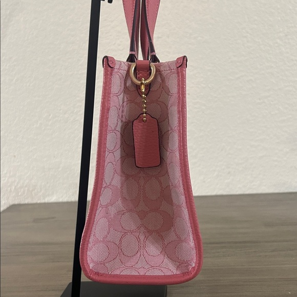 COACH DEMPSEY TOTE 22 Signature Jacquard stripes Coach patch in Pink - Picture 3 of 13
